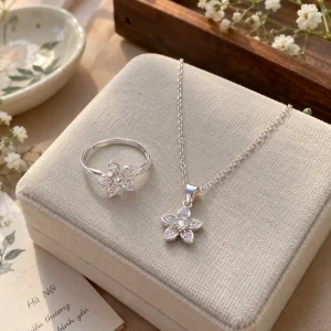 n="6" span__sm="12"] Nhẫn bạc & lắc tay Dây chuyền bạc Vòng cổ bạc [featured_box img="2849" img_width="48" pos="left" link="/danh-muc